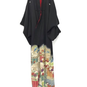 Könnte beinhalten: Ein schwarzer Kimono mit rotem Futter, hängt vor einem weißen Hintergrund. Der untere Teil zeigt ein farbenfrohes, gemustertes Design mit Blumen- und Landschaftsmotiven. Der Kimono ist ein traditionelles japanisches Kleidungsstück.