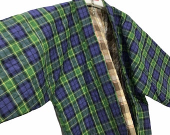 Puede incluir: Un kimono de cuadros verdes, azules y amarillos con forro de cuadros marrones y blancos. El kimono está colgado en una percha.