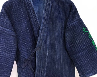 Chaqueta de kendo vintage fabricada en Japón Noragi, chaqueta ligera tipo kimono estilo ninja japonés Boro de algodón tejido en azul índigo con pátina