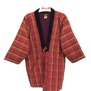 Può includere: Un kimono a quadri rossi e gialli con colletto e cravatta in velluto nero. Il kimono presenta un design giapponese tradizionale ed è realizzato in un tessuto morbido e confortevole.