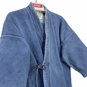 Giacca Kendo vintage realizzata in Giappone Giacca leggera a vestaglia kimono in stile giapponese Boro Ninja in cotone intrecciato blu indaco sbiadito