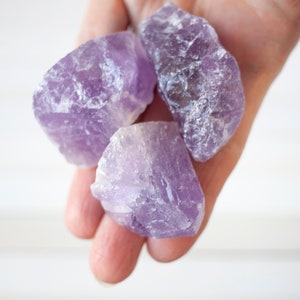 Amatista lila en bruto, piedra grande de 2,5 cm, color violeta lavanda transparente y tarjeta con significado.