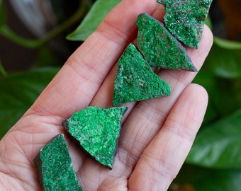 Uwarowit, dunkelgrüner kubischer Uwarowit, seltener grüner Granatkristall,