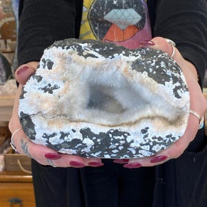 Okenitprov av museikvalitet, okenit i gyrolitgeod, natrolitspray. Stort skåp, fina mineraler för samlare, thomsponit