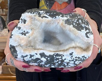 Okenite Specimen di qualità museale, Okenite in geode di girolite, Natrolite Spray. Grande vetrina, minerali pregiati per collezionisti, Thomsponite