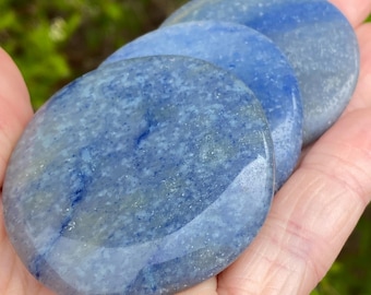 Pietra antistress in dumortierite, intagliata a mano, terzo occhio