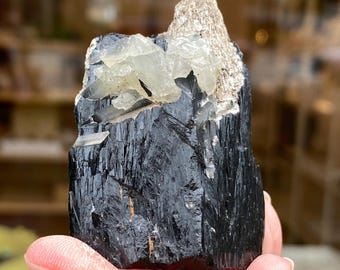 Ilvaite, esemplare di ilvaite lucente, Mongolia, minerale raro