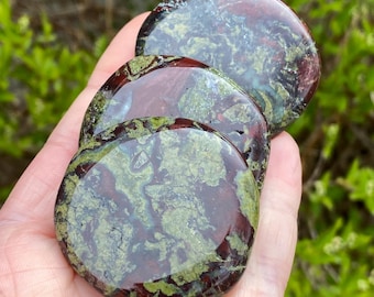 Pietra del drago, Pietra del sangue di drago, Pietra del drago, Piedmontite ed Epidoite verde