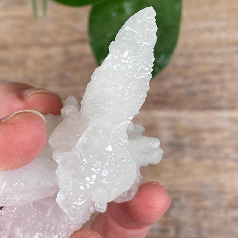 Puede incluir: Un grupo de formaciones cristalinas blancas con una superficie texturizada. Los cristales tienen una forma natural e irregular, con algunas secciones m&aacute;s puntiagudas y otras m&aacute;s redondeadas. El color general es blanco brillante y transl&uacute;cido.