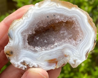 Geode di agata e ametista, geode di cristallo, metà geode, esattamente come mostrato