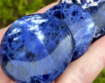 La sodalite è una pietra antistress, una pietra blu per la meditazione, l'introspezione, la guarigione del chakra della gola e l'apertura del terzo occhio.