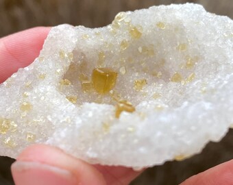 蛍石の母岩に覆われた、美しい黄金色の重晶石。見事な混合鉱物標本
