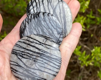 Pietra antistress in diaspro ragnatela, intagliata a mano