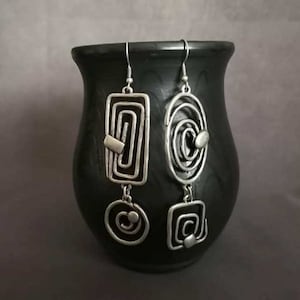 Boucles d&#39;oreilles originales dépareillées, boucles d&#39;oreilles asymétriques géométriques en spirale plaquées argent antiques C14