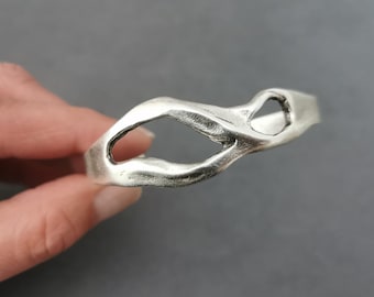 シルバーの刻印入りウェーブカフブレスレット：重ね付けできるカフスと