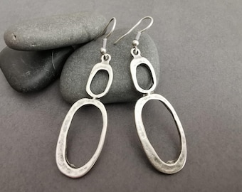 Verzilverde statement-oorbellen met gehamerde ovale schakels, moderne chique grote hangoorbellen, boho-sieraden