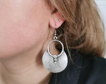 Pendientes colgantes grandes de plata: pendientes étnicos de inspiración africana, huecos y martillados, CZ1
