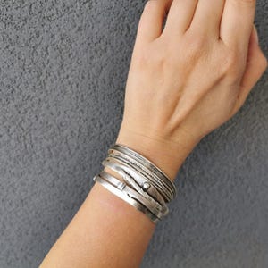 Antikförsilvrad manschettarmband, enkelt hamrat vågigt stapelbart armband, öppet minimalistiskt armband, grovt damarmband, presentidé