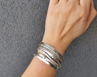 シルバーの刻印入りウェーブカフブレスレット：重ね付けできるカフスと