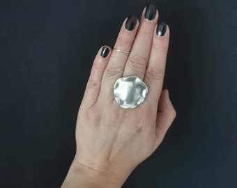 Rund form med vågiga kanter Djärv ring: Silverpläterad skulptural statementring