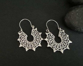 Pendientes de aro semicirculares florales chapados en plata antigua étnica, pendientes colgantes bohemios de filigrana