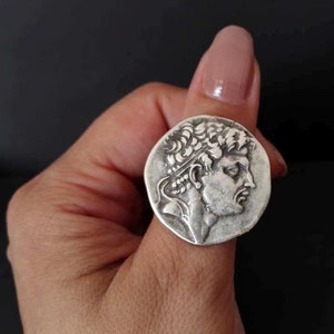 Anillo de moneda, anillo llamativo ajustable, apilable, con cara grabada y bañado en plata antigua, réplica de hallazgos arqueológicos
