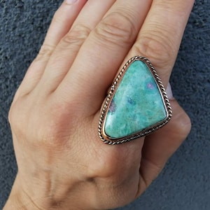 Kupfer-Rubin-Zoisit-Ring, verstellbar, dreieckiger Edelstein, Statement-Schmuck im Boho-Stil, erdig und natürlich