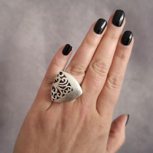 Anillo de sello de filigrana triangular grande: anillo de cúpula ajustable bañado en plata