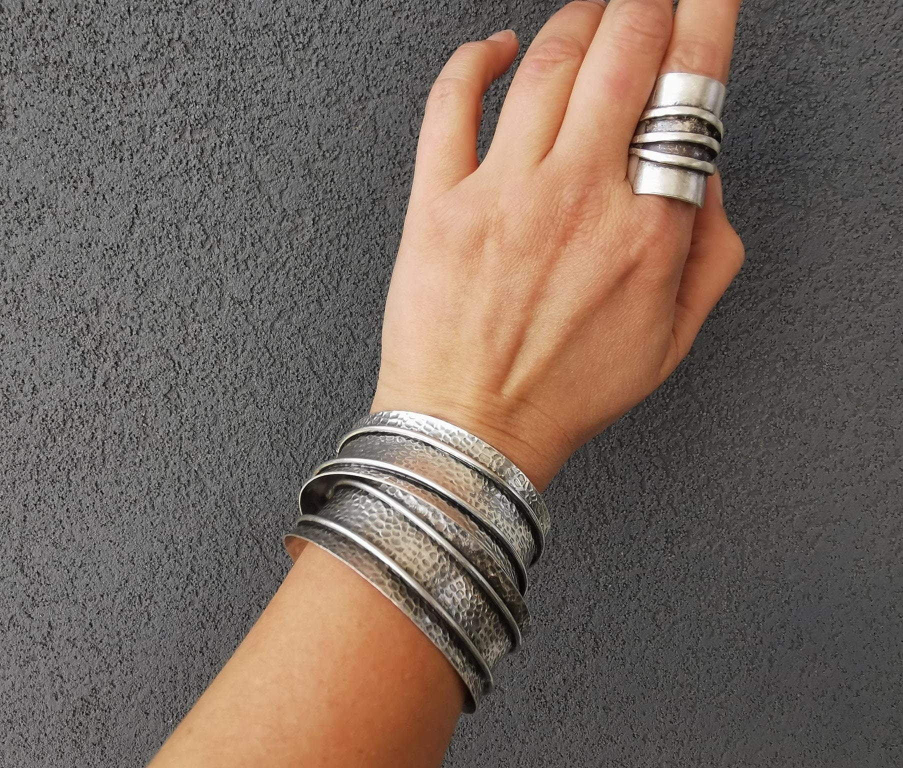美品！Silver Wide Cuff Bangleブレスレット Silver Plated Hammered Wide Cuff Bracelet, Minimalist Statement