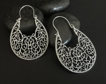 Pendientes de aro semicirculares florales chapados en plata antigua étnica, pendientes colgantes bohemios de filigrana
