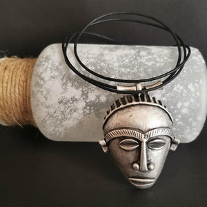 Ethnisch afrikanisch inspirierte lange Halskette, Boho-Chic-Lederkette, versilberter Stammesschmuck