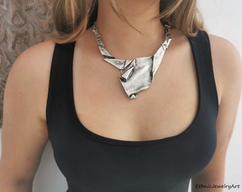 Collana asimmetrica di tendenza, collana audace con pettorina grossa intrecciata astratta placcata in argento antico, gioielli boho COZ14