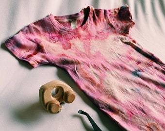 Body de bebê em algodão orgânico tingido à mão – Tie-Dye Quartzo Rosa