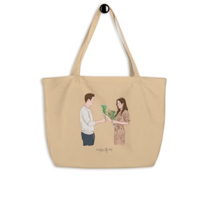 Op de afbeelding: Een beige tote bag met een cartoonillustratie van een stel dat bloemen uitwisselt. De tekst "사랑은 빛나는" staat op de tas gedrukt.