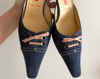 Miu Miu Vintage Denim Pantoletten in Blau/Hellbraun mit Schnürsenkeln Größe EU37/UK4, circa 2000's