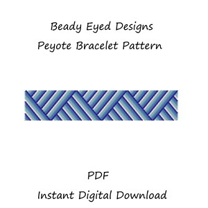 Peut inclure: Un modèle de bracelet en perles à télécharger numériquement. Le motif présente un design géométrique avec des perles bleues et blanches. Le texte "Beady Eyed Designs Peyote Bracelet Pattern" est en haut de l'image. Le texte "PDF Instant Digital Download" est en bas de l'image.