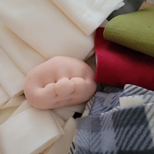 Video course to learn needlepoint with PDF tutorials by Elfo dei Fiori, all with English subtitles.