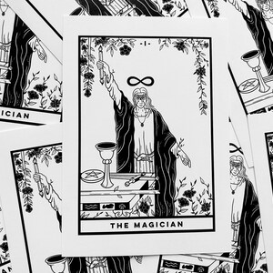 De tovenaar (A6 - briefkaart) tarotkaart, grote arcana, rider waite deck, kunstprint, zwart-wit, heksige spirituele, donkere academische wereld