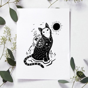 Pode incluir: Ilustra&ccedil;&atilde;o em preto e branco de um gato usando uma m&aacute;scara e carregando uma mochila com estrelas e uma lua crescente. O gato est&aacute; em p&eacute; em frente a um sol preto com raios.