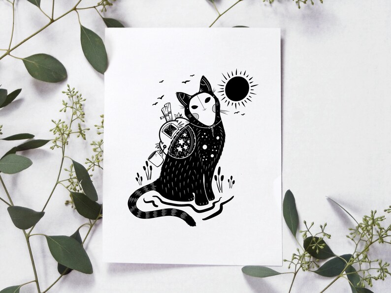 Pode incluir: Ilustra&ccedil;&atilde;o em preto e branco de um gato usando uma m&aacute;scara e carregando uma mochila com estrelas e uma lua crescente. O gato est&aacute; em p&eacute; em frente a um sol preto com raios.