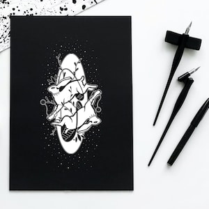 The Wayfarers (A6 - Cartolina) coniglio magico strega, stampa di illustrazioni, arte in bianco e nero, animale fantastico, carta monocromatica, coniglietto celeste