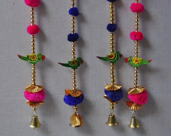 Peut inclure: Trois décorations suspendues pour porte avec des chaînes dorées, des pompons roses et bleus, des oiseaux peints en vert et des clochettes dorées en bas.