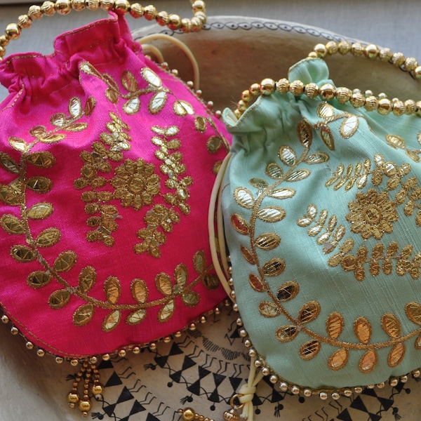 Bolsa de seda rosa bordada: Gold Gotta Patti Work Potali, Lohri Party Gift