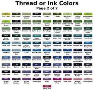 Puede incluir: Una carta de colores titulada Thread or Ink Colors Page 2 of 2, que presenta una cuadr&iacute;cula de 91 muestras rectangulares. Cada muestra muestra un c&oacute;digo &uacute;nico de cuatro d&iacute;gitos y un nombre de color espec&iacute;fico, desde verdes y azules hasta morados y rosas.