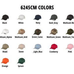 Puede incluir: Una carta de colores titulada 6245CM COLORS que muestra diecisiete gorras de b&eacute;isbol en varios tonos, incluyendo negro, blanco, azul marino, gris oscuro, multicam negro, multicam alpino, multicam &aacute;rido, camuflaje verde, multicam verde, multicam tr&oacute;pico, caqui, piedra, azul claro, ar&aacute;ndano, rosa, naranja y abeto.