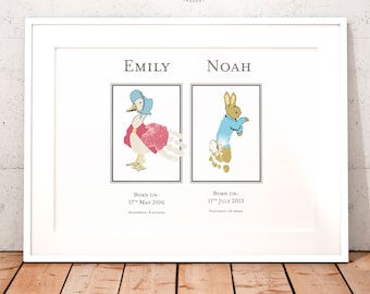 Op de afbeelding: Een wit ingelijst afdruk met twee handafdruk kunstwerken. De linkerzijde toont een blauwe en roze handafdruk van een eend met de naam Emily en de datum 17 mei 2016. De rechterzijde toont een bruine en blauwe handafdruk van een konijn met de naam Noah en de datum 17 juli 2013.