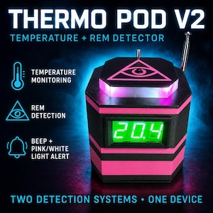 Puede incluir: Un dispositivo de detección de temperatura y REM Thermo Pod V2 octogonal en negro y rosa con una pantalla digital verde que muestra 20.4. La unidad presenta un gráfico de ojo en triángulo en la parte superior, una antena y texto descriptivo.