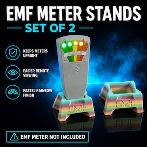 Op de afbeelding: Een set van twee pastelkleurige regenboogstandaards voor EMF-meters. De standaards hebben de tekst EMF in reliëf op de voorzijde. Eén standaard houdt een grijze EMF-meter vast met een display dat groene, gele en oranje lampjes toont. De tekst bevat EMF METER STANDS SET OF 2, KEEPS METERS UPRIGHT, EASIER REMOTE VIEWING, PASTEL RAINBOW FINISH en EMF METER NOT INCLUDED.