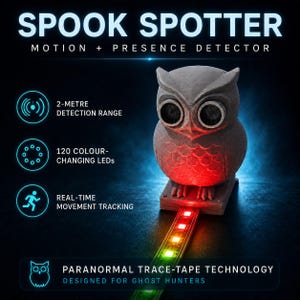 Peut inclure: Un détecteur de mouvement et de présence en forme de hibou gris étiqueté SPOOK SPOTTER. Il comprend une portée de détection de 2 mètres, 120 LED changeant de couleur, un suivi de mouvement en temps réel et une bande de technologie trace-tape.