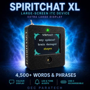 Pode incluir: Um dispositivo ITC Spiritchat XL preto com uma tela grande exibindo o texto any updates? brain damaged shapes. O dispositivo possui um interruptor na parte superior, uma luz LED verde, um pequeno sensor circular e a palavra SPIRITCHAT na lateral.